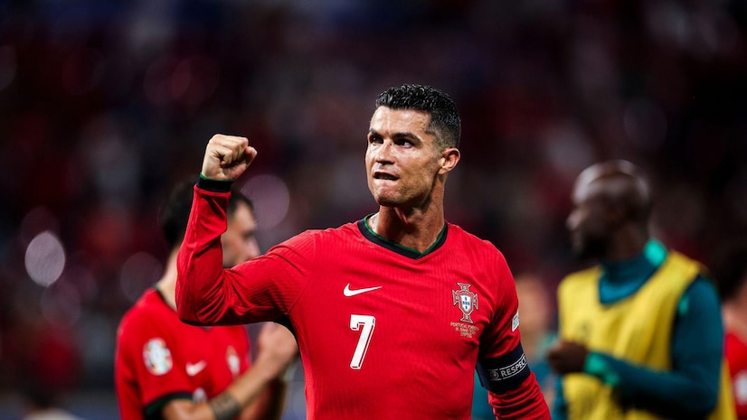 小球迷采访时哭着说罗梅罗是他的偶像，罗梅罗将球衣送给了他.